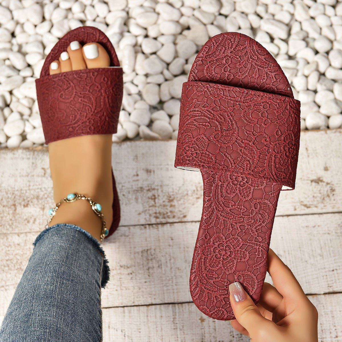 Retro Textured Flat Sandals – Non-Slip Summer Beach Slides for Women.