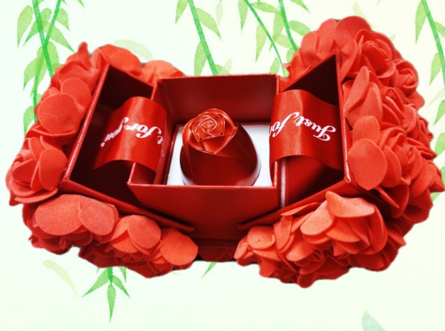 Heiße Valentinstagsgeschenke Metall Rose Schmuck Geschenkbox Halskette für Hochzeit Freundin Halskette Geschenke